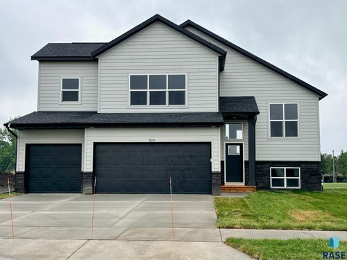 925 Estate St Street, Harrisburg, SD, 57032 | Card Image