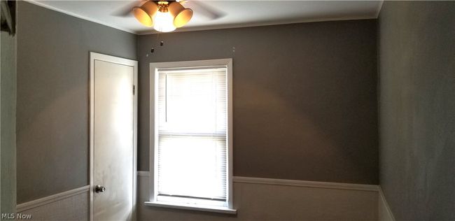 Empty room with ceiling fan | Image 7