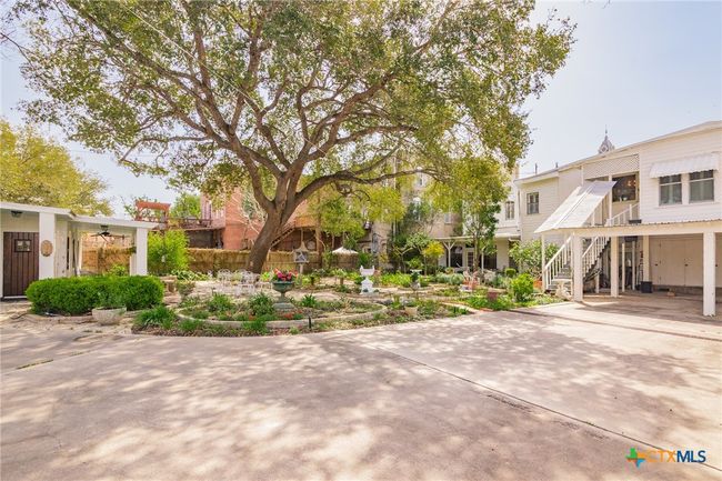 110 - 102 N Courthouse Sq, House other with 6 bedrooms, 4 bathrooms and null parking in Goliad TX | Image 40