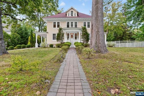 285 Maple St, Englewood, NJ, 07631-3704 | Card Image