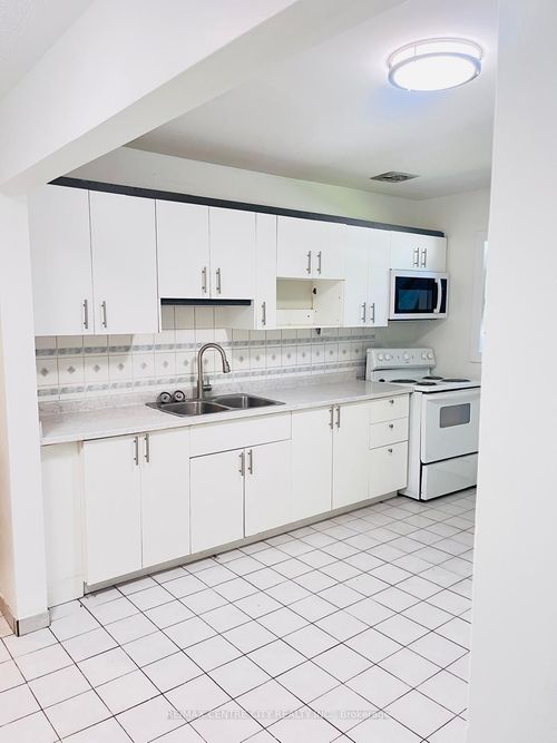 2-121 Walnut Ave S, Sarnia, ON, N7T3V5 | Card Image