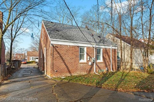 7690 Heyden St, Detroit, MI, 48228-3215 | Card Image
