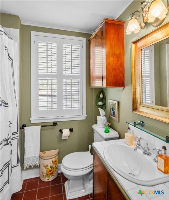 110 - 102 N Courthouse Sq, House other with 6 bedrooms, 4 bathrooms and null parking in Goliad TX | Image 9