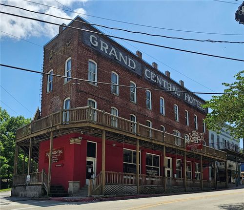 37 N Main St, Eureka Springs, AR, 72632-3602 | Card Image