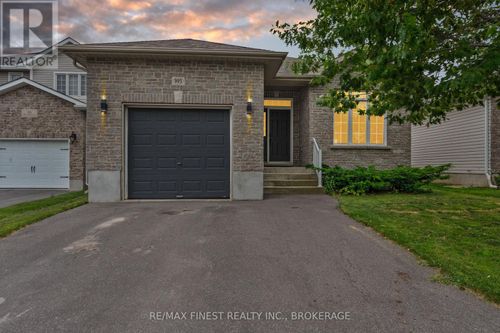995 Swanfield St, Kingston, ON, K7M0A6 | Card Image