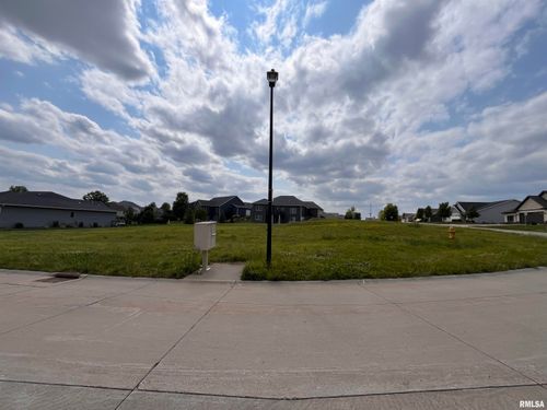 6446 Fairhaven Rd, Davenport, IA, 52807-3553 | Card Image