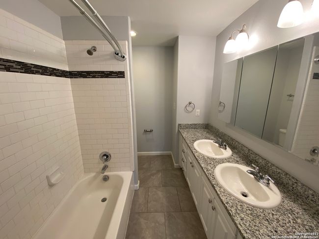102 - 527 S Olive St, Home with 3 bedrooms, 3 bathrooms and null parking in San Antonio TX | Image 7