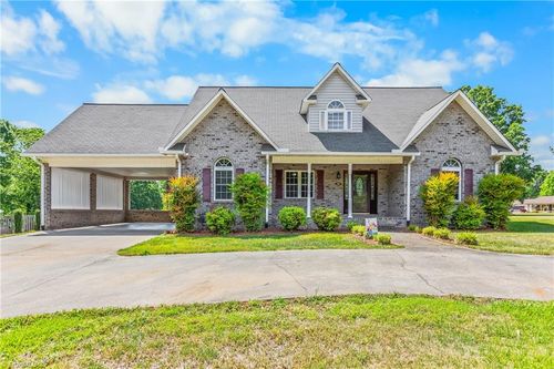 1004 Briarcliff Rd, Yadkinville, NC, 27055-6870 | Card Image
