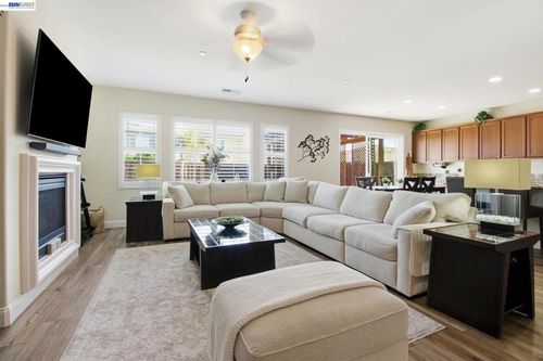 868 N San Remo Ln, Mountain House, CA, 95391-1279 | Card Image