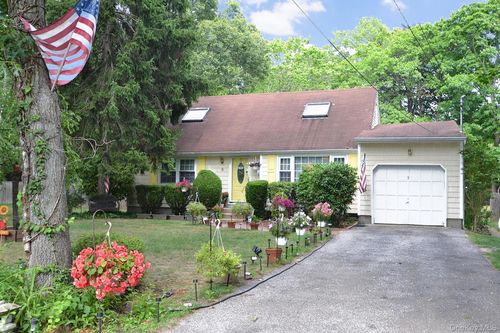 5 Radio Ave, Miller Place, NY, 11764-2726 | Card Image