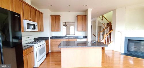 5685 Faircloth Ct, CENTREVILLE, VA, 20120-1991 | Card Image