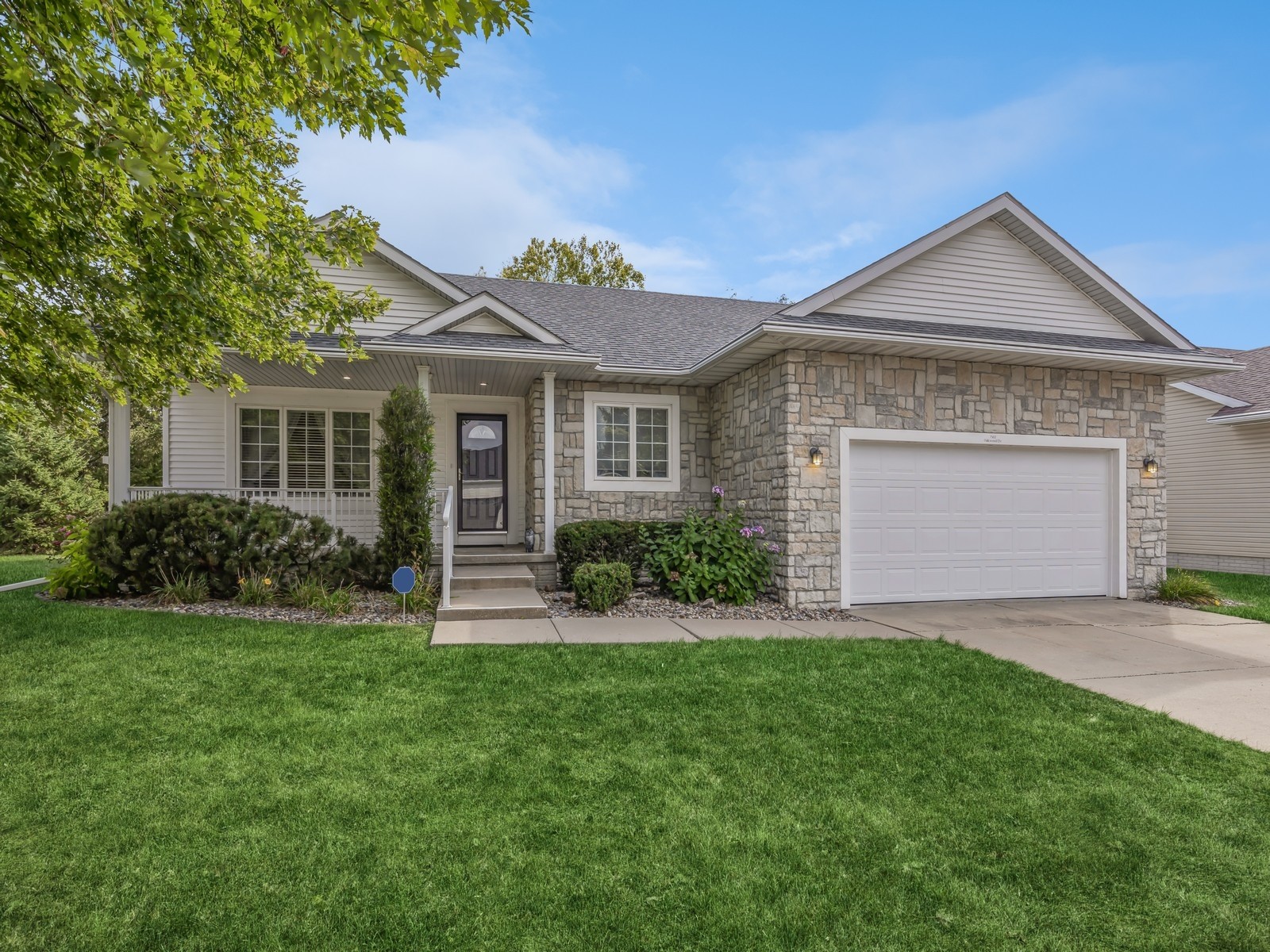 Oakwood Dr, Urbandale, IA 50322
