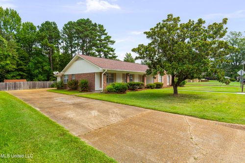 1422 Huntcliff Way, Clinton, MS, 39056-3430 | Card Image