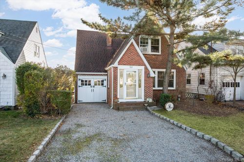 68 Stuart Ave, Babylon, NY, 11702-2617 | Card Image