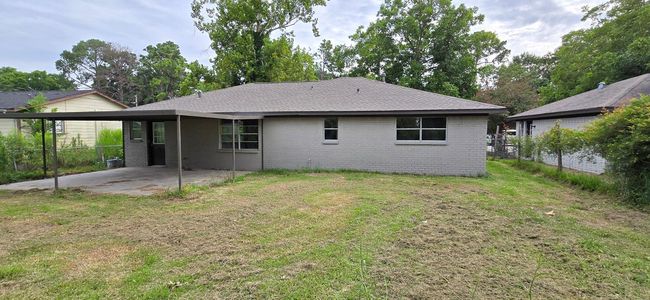 Very nice covered back porch is ideal for a backyard BBQ or just relaxing with family. | Image 24