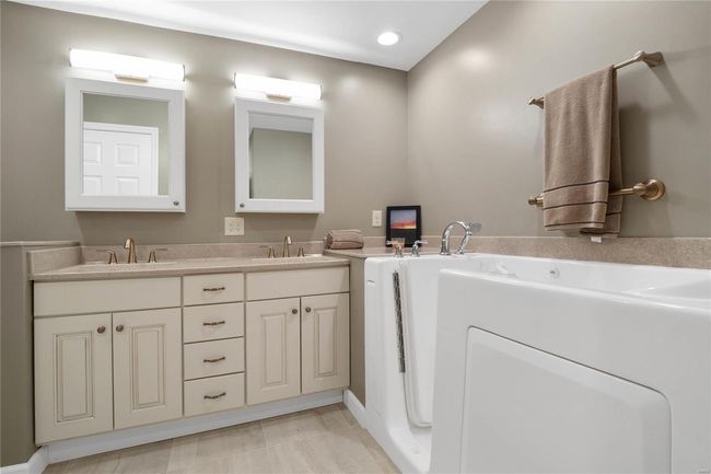 APT-3C - 505 N And South Rd, Condo with 3 bedrooms, 3 bathrooms and 2 parking in University City MO | Image 23