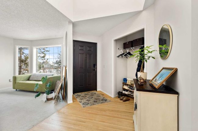 126 Strathridge Close Sw, Home with 7 bedrooms, 3 bathrooms and 4 parking in Calgary AB | Image 3
