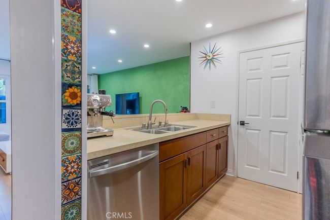 169 - 18350 Hatteras St, Condo with 1 bedrooms, 1 bathrooms and 2 parking in Tarzana CA | Image 6