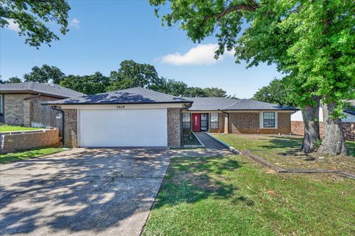 5619 Waterview Dr, Arlington, TX, 76016-1557 | Card Image