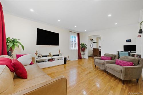 2930 Yates Ave, Bronx, NY, 10469-5227 | Card Image