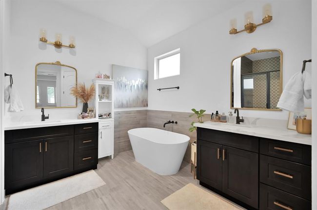 Master Bedroom Bathroom. | Image 21