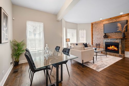 apt-1n-4631 Calumet Ave, Chicago, IL, 60653-4043 | Card Image
