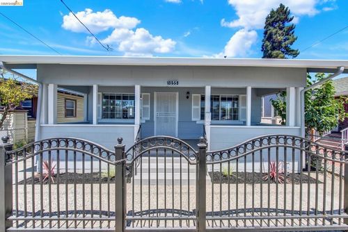 1055 105th Ave, Oakland, CA, 94603 | Card Image