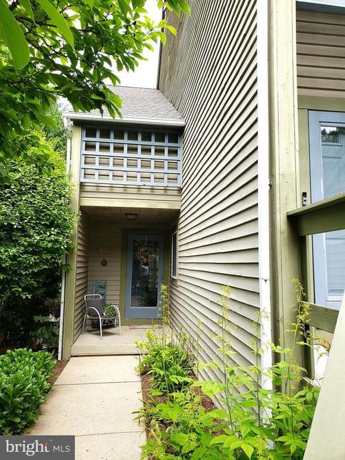 2028 Meadow Gln, WYOMISSING, PA, 19610-2720 | Card Image