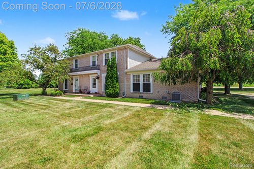 28427 Longmeadow Ln, Brownstown Twp, MI, 48183-5025 | Card Image