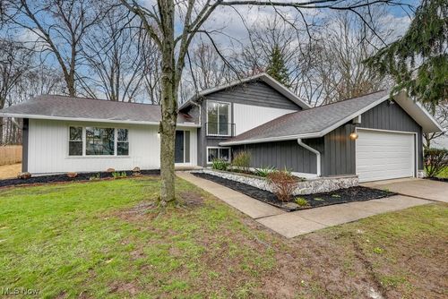 13325 Strathmore Dr, Valley View, OH, 44125-5528 | Card Image