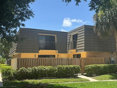 1101 11th Way, Townhouse with 2 bedrooms, 2 bathrooms and null parking in West Palm Beach FL | Image 1