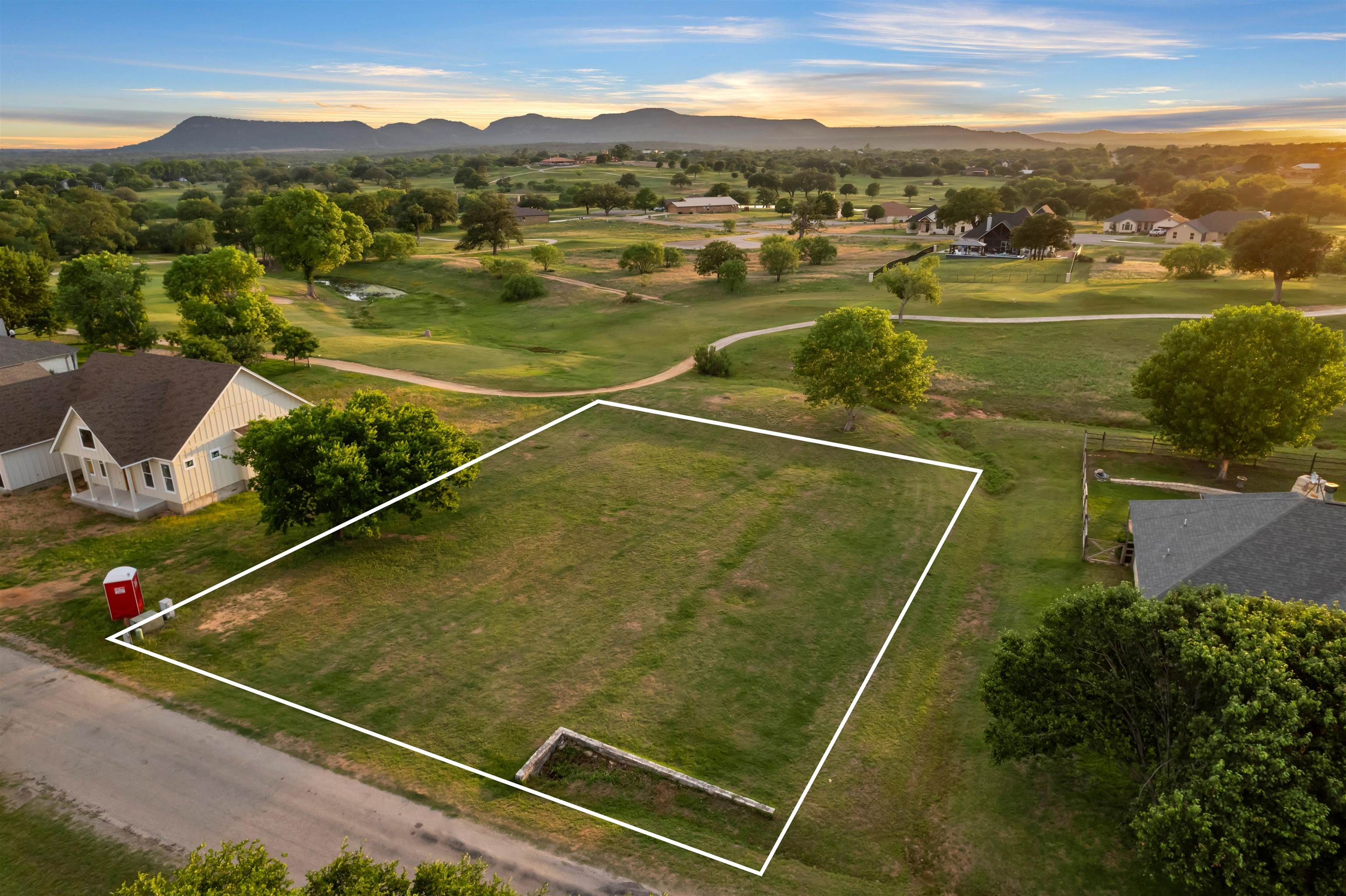 Land in Kingsland
