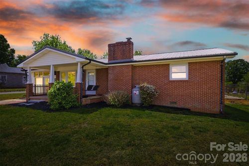 930 Enola Rd, Morganton, NC, 28655-7331 | Card Image