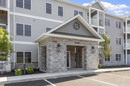 301-10100 S Willow St, Manchester, NH, 03103-2390 | Card Image