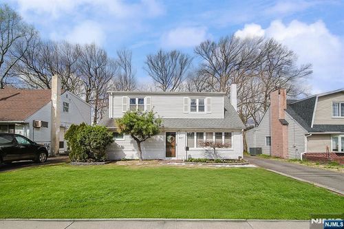 907 Spring Valley Rd, Maywood, NJ, 07607-1433 | Card Image