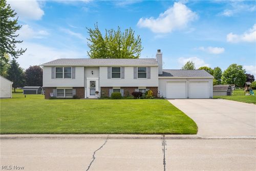 4506 Honeysuckle Dr, Green, OH, 44720-1171 | Card Image