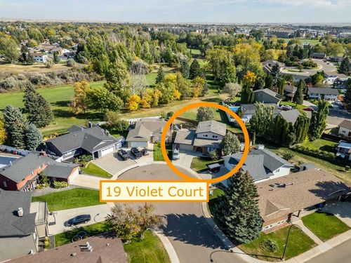 19 Violet Crt Se, Medicine Hat, AB, T1B2A2 | Card Image