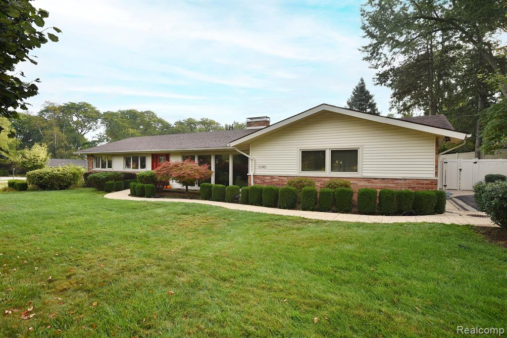 Upton Dr, Troy, MI 48084