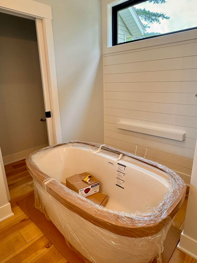 Beautiful soaking tub in primary ensuite | Image 14