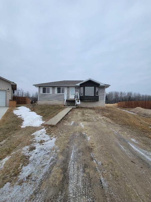 5213 52 A Avenue, Home with 3 bedrooms, 1 bathrooms and 4 parking in Valleyview AB | Card Image