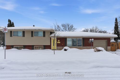 18 Queens Crt, St Catharines, ON, L2T2A9 | Card Image