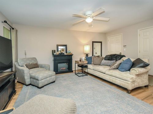 3 Ale Ct, Centerport, NY, 11721-1700 | Card Image