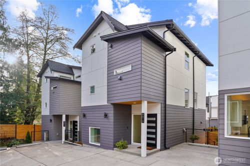 9015 14th Ave Sw, Seattle, WA, 98106-2446 | Card Image