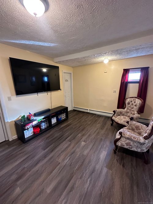 67 Laurel St, East Hartford, CT, 06108-1727 | Card Image