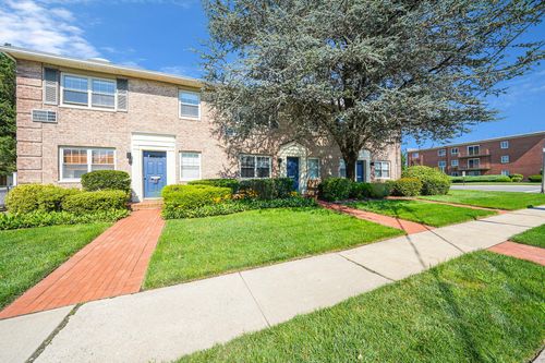b-4 S Forest Ave, Rockville Centre, NY, 11570-5501 | Card Image