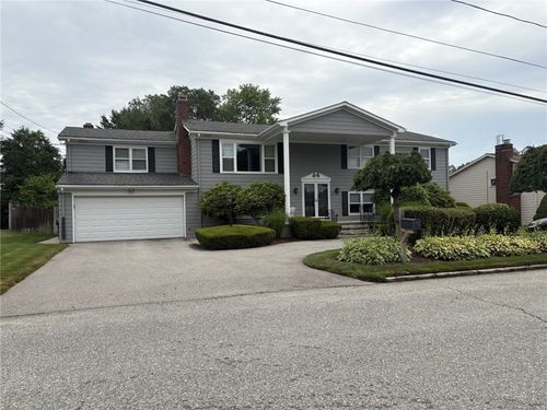 19 Oakhurst Dr, Greenville, RI, 02828-2617 | Card Image