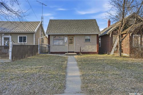 518 Maple St W, Moose Jaw, SK, S6H4X1 | Card Image