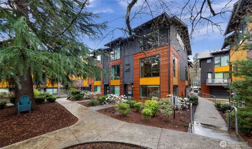 6522 C 32nd Ave Ne, Seattle, WA, 98115-7247 | Card Image