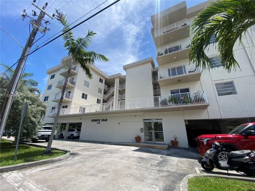 301-3536 Ne 168th St, North Miami Beach, FL, 33160-3508 | Card Image