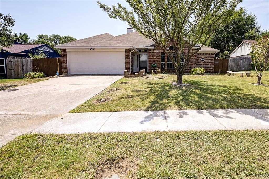 Caplin Dr, Arlington, TX 76018